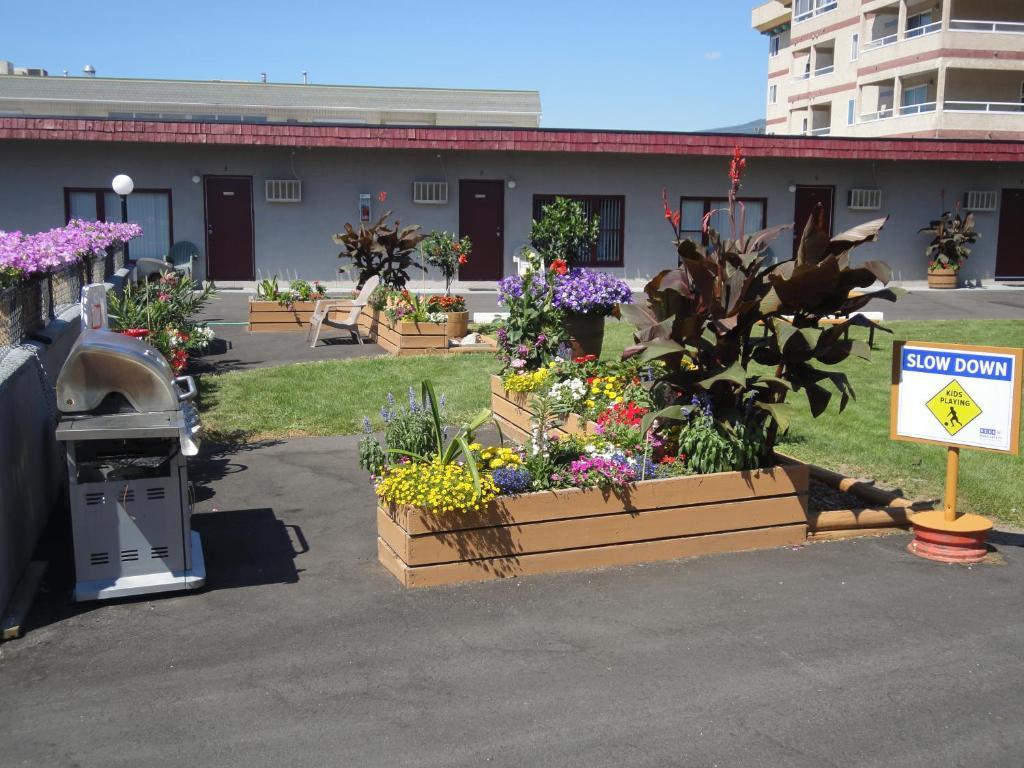 Apple Tree Inn Penticton Exterior photo