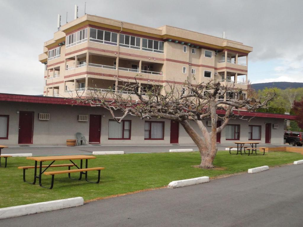 Apple Tree Inn Penticton Exterior photo