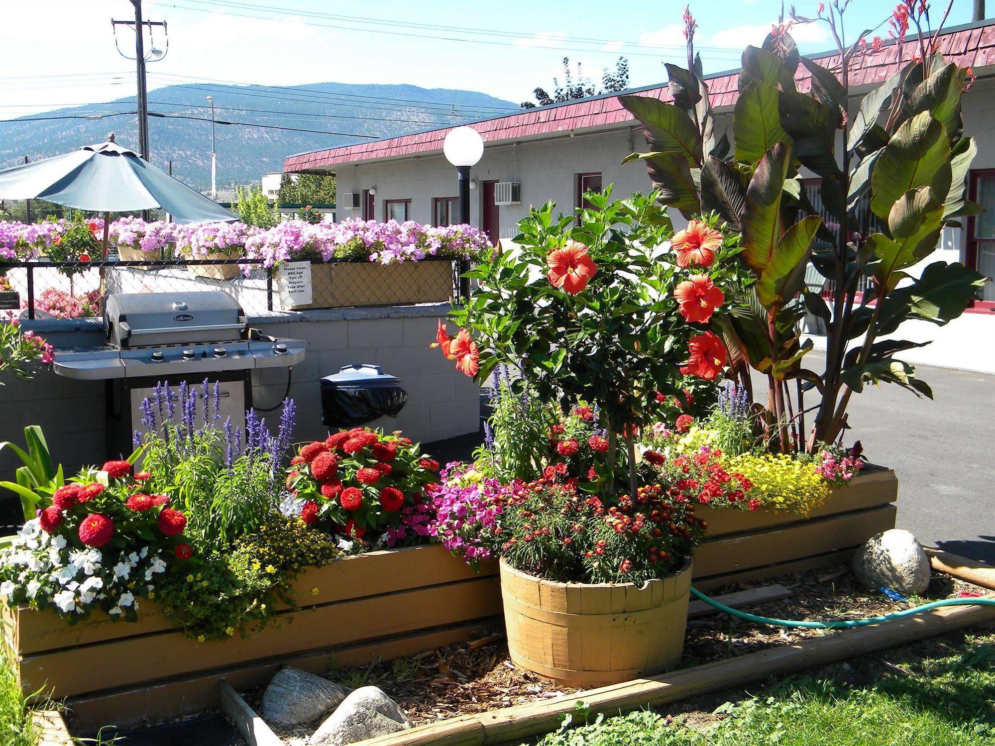 Apple Tree Inn Penticton Exterior photo