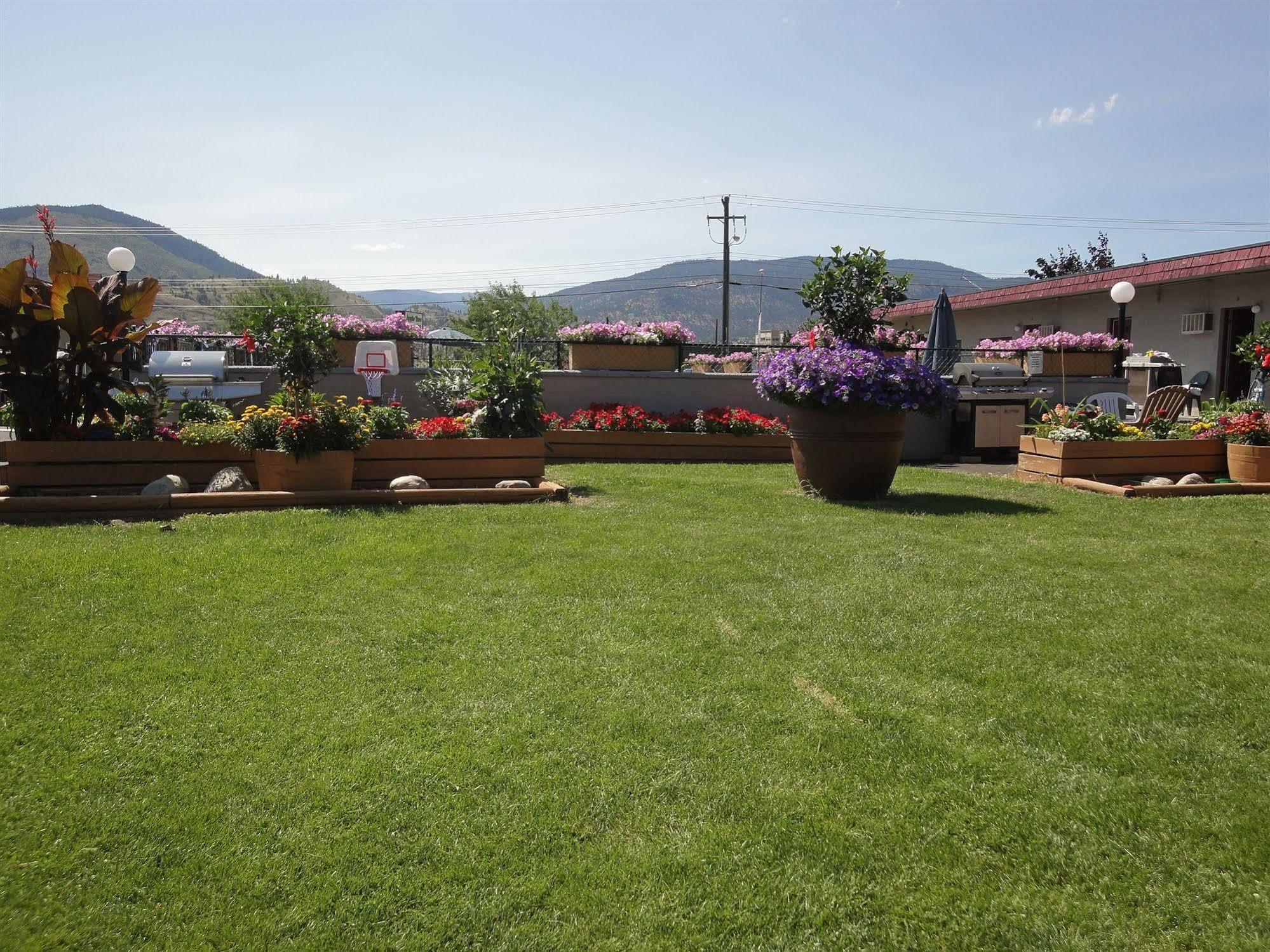 Apple Tree Inn Penticton Exterior photo