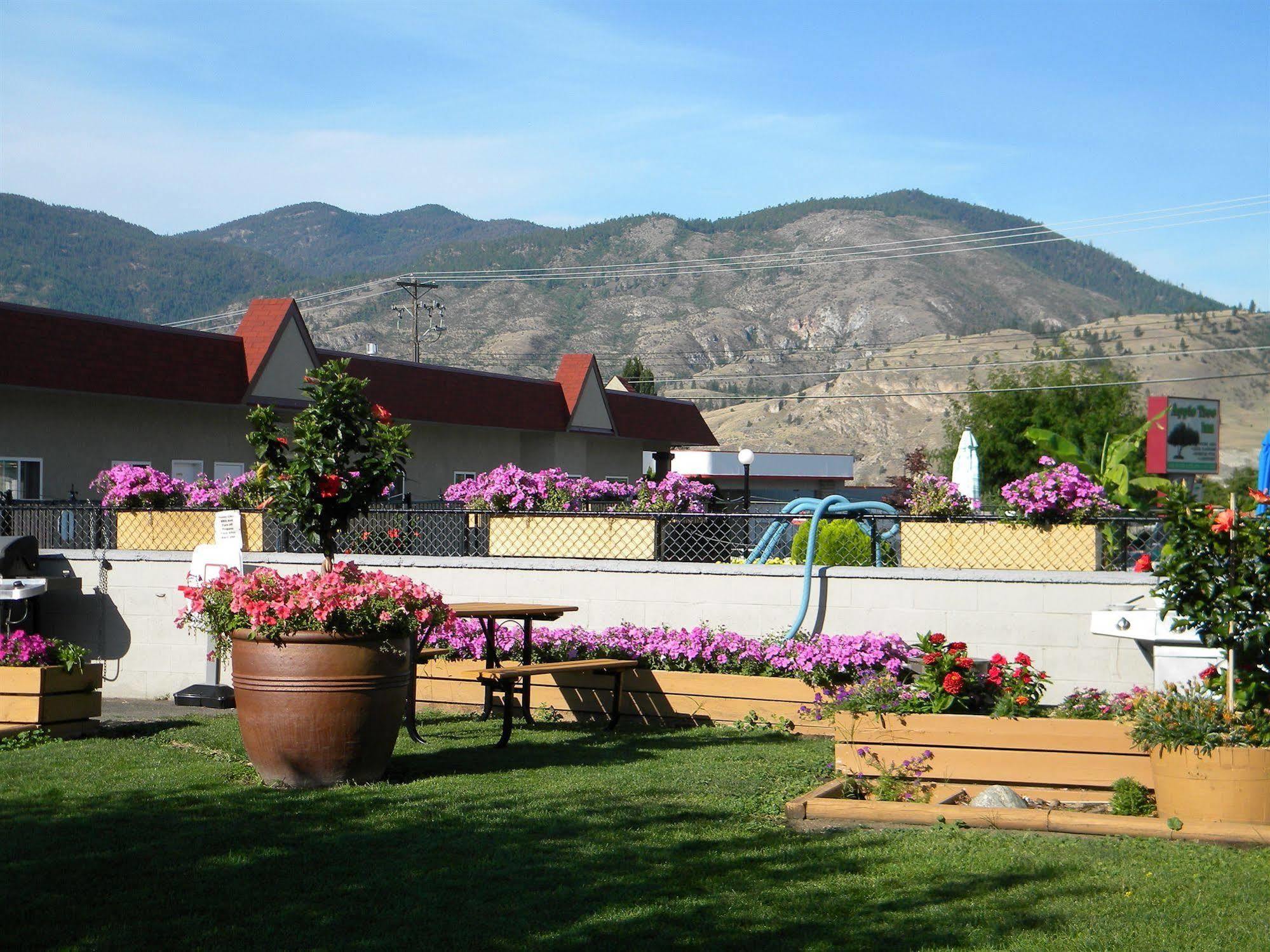 Apple Tree Inn Penticton Exterior photo